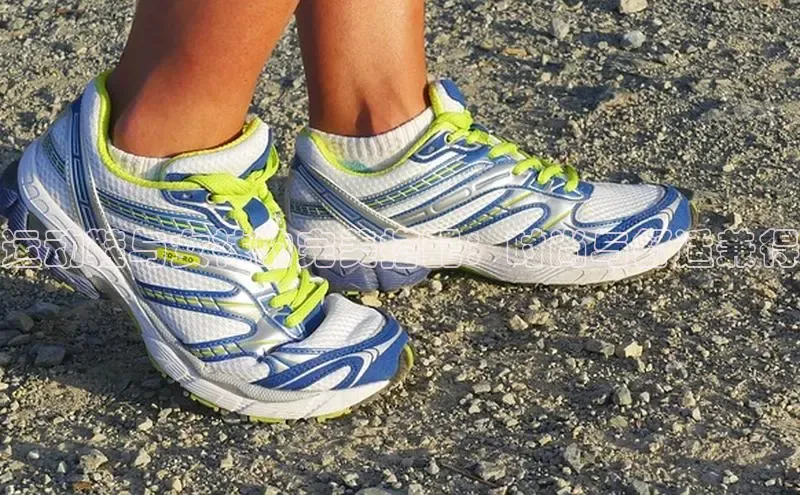 米兰app官方正版官网同程运动鞋与女袜的完美搭配：时尚与舒适兼得