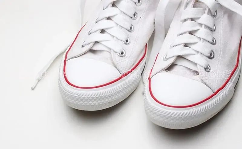 潮流引领：2025新款超薄运动鞋，让你的日常穿搭更出彩